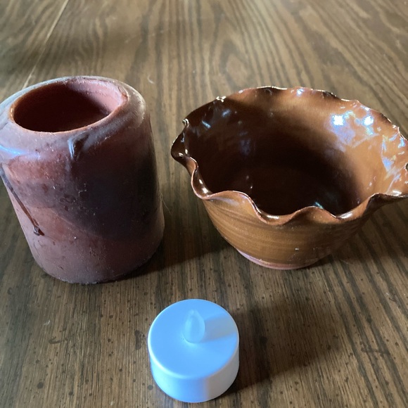 Handmade ruffled edge pottery bowl with wax insert and candle - Picture 2 of 6